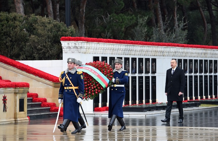 Presidente Ilham Aliyev rinde homenaje a los mártires
