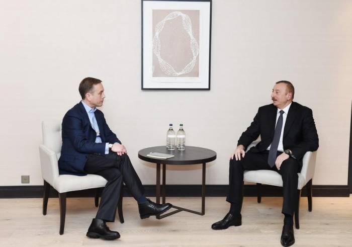 Ilham Aliyev se reúne con un miembro del Comité de Administración de Mastercard y el Vicepresidente Ejecutivo de Cisco