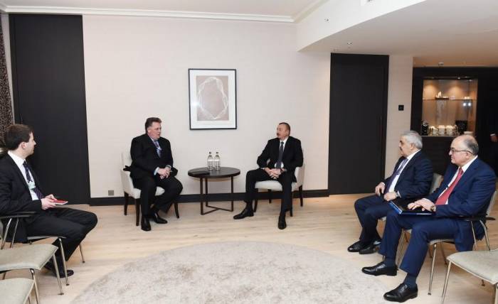 El presidente Ilham Aliyev mantiene entrevista con el vicepresidente de Chevron Corporation