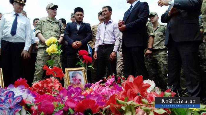 Ausländische Medienvertreter, Militärattaches  besuchen Gräber von aserbaidschanischen Zivilisten