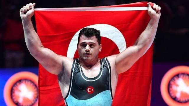التركي "قايا ألب" بطلا للعالم للمصارعة الرومانية للمرة الثالثة