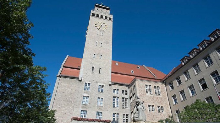 Obdachloser sticht in Rathaus um sich