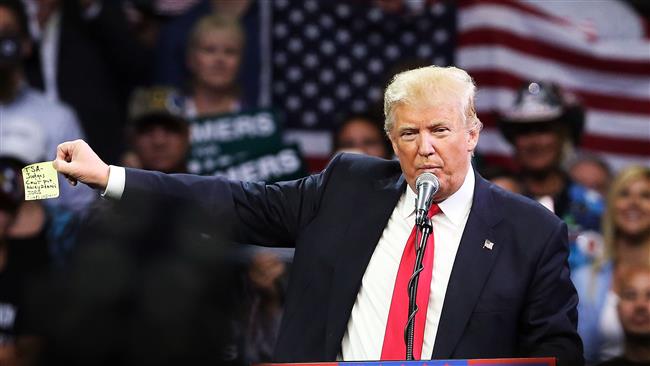Trump jette des fleurs à Poutine