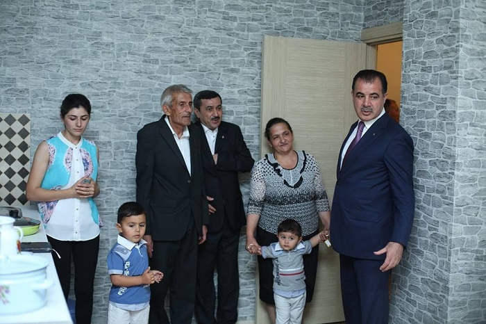 İcra başçısı şəhid ailəsinə ev verdi