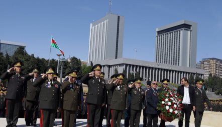Müdafiə Nazirliyinin şəxsi heyəti Həzi Aslanovun abidəsini ziyarət edib- FOTOLAR