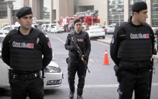 Qadınlar polislərə hücum etdi: 2 ölü (Video)
