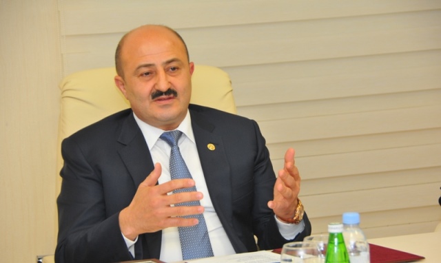 “McDonalds” rəhbəri məmur oğlundan şikayətçidir