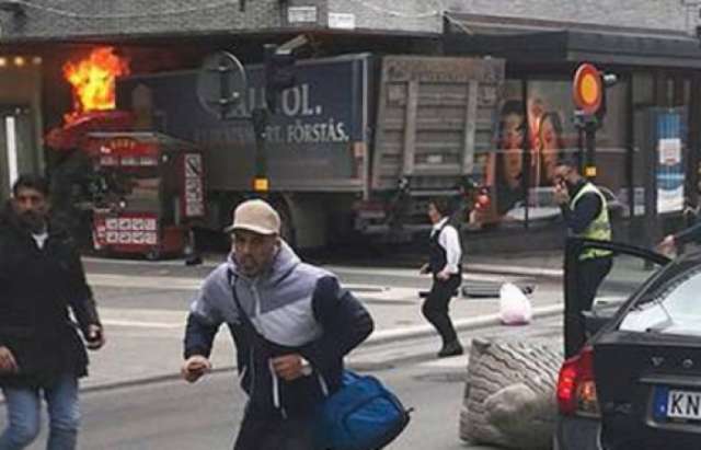 Lastwagen fährt in Stockholm in Menschengruppe