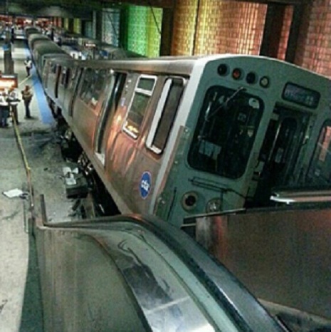 Metro relsdən çıxıb eskalatora çırpıldı- VİDEO