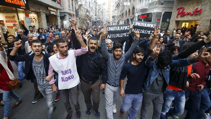 Le peuple turc manifeste sa colère après le double attentat d’Ankara