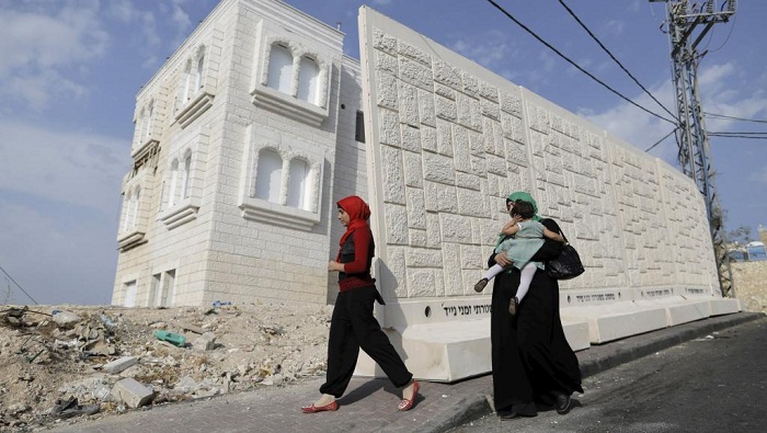 Un mur de béton isole un quartier palestinien à Jérusalem-Est