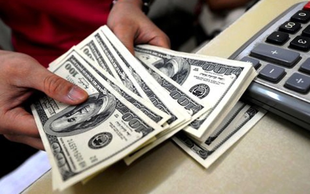Dollarla kredit verilişi dayandırıldı - Qırğızıstanda 