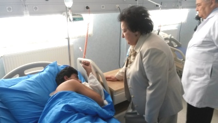 Elmira Süleymanova yanğından xəsarət alanlara baş çəkib
