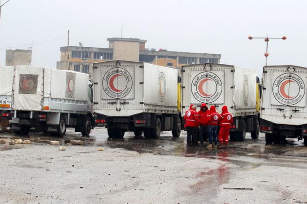 Des camions d`aide entrent dans trois zones assiégées en Syrie