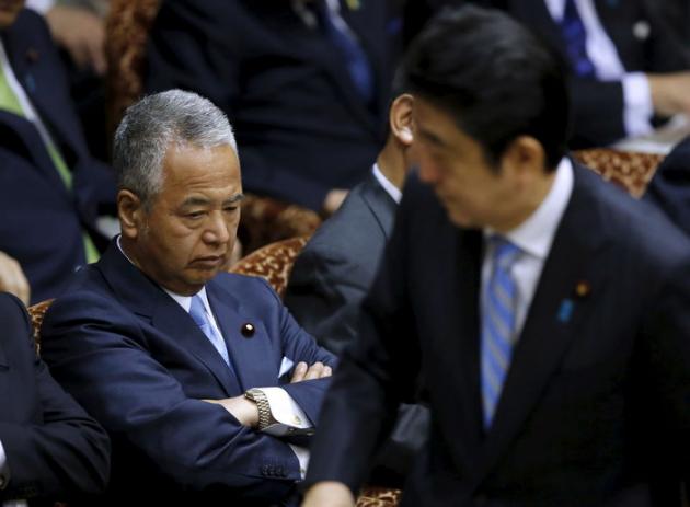 Un ministre japonais de l`Economie mis en cause dans un scandale