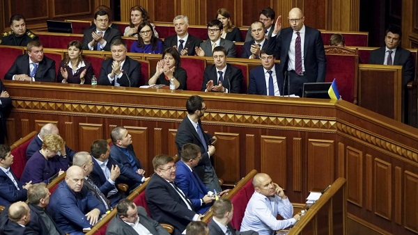 Ukraine: la coalition gouvernementale minoritaire au Parlement
