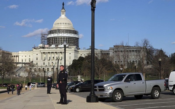 Alerte au colis suspect au Capitole à Washington