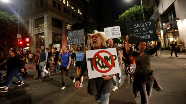 "Trump, ordure!" : Des centaines de Philippins manifestent à Manille