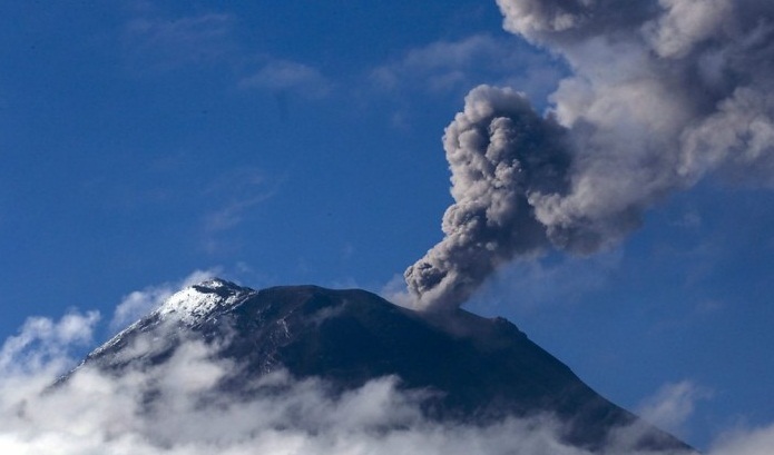 Le volcan Tungurahua expulse une énorme colonne de cendres