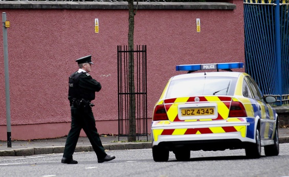 Irlande du Nord: un policier blessé dans `une attaque terroriste`
