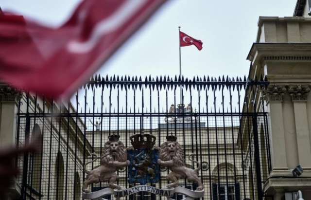 Le drapeau néerlandais arraché au consulat d'Istanbul