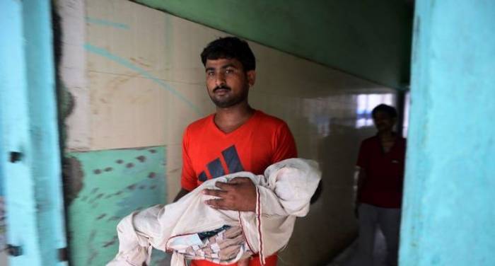 Inde : après la mort de 64 enfants à l'hôpital, la colère monte
