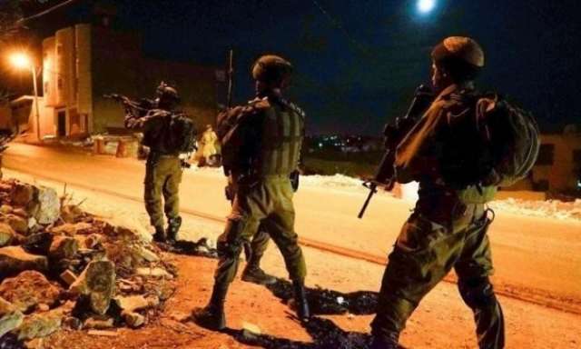 الاحتلال يعتقل 10 فلسطينيين ويصادر عشرات آلاف الشواقل بالخليل