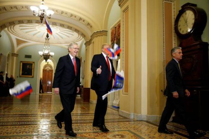 Un manifestant jette des drapeaux russes devant Trump