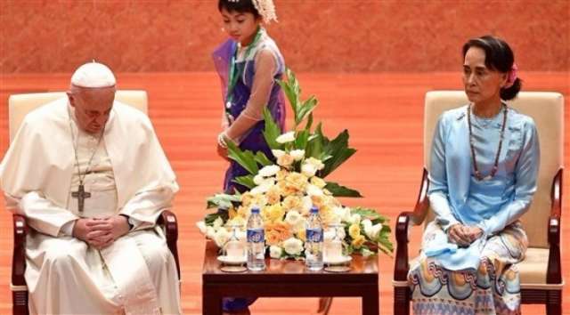 البابا فرنسيس يتجنب ذكر اسم الروهينجا في أول خطاب له في بورما