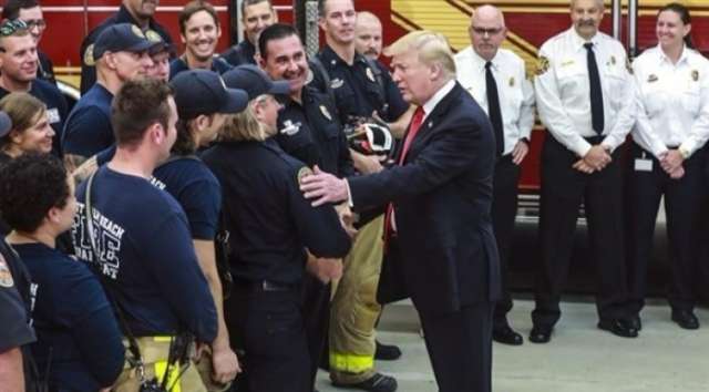 ترامب يزور مركز إطفاء "ويست بالم بيتش" في فلوريدا