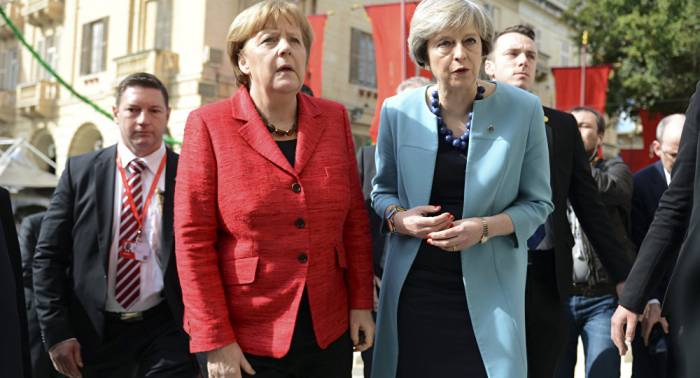 Quand Merkel se moque de May devant les journalistes