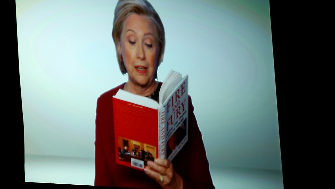 Clinton liest bei Grammys aus "Fire and Fury"