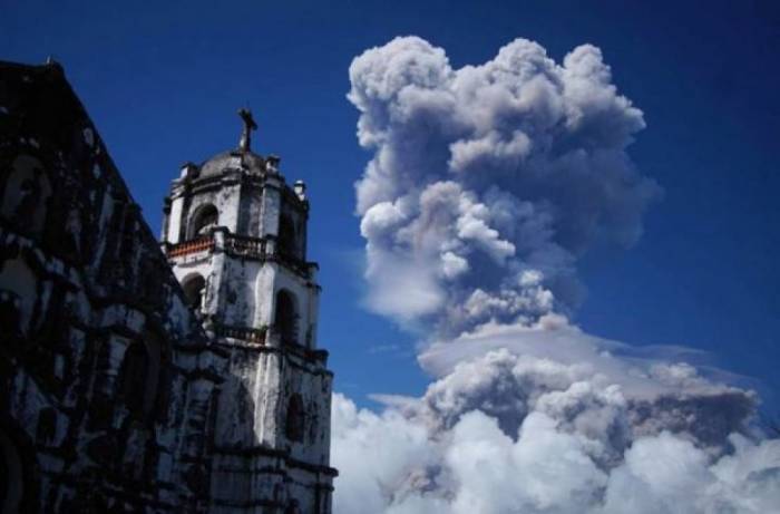 Philippinen: Vulkan spuckt Lava 700 Meter in den Himmel