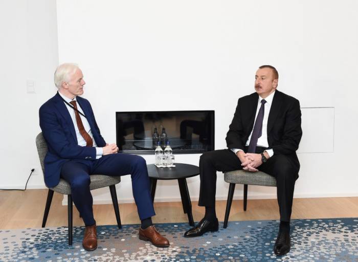 Ilham Aliyev trifft Vizepräsident von Microsoft in Davos