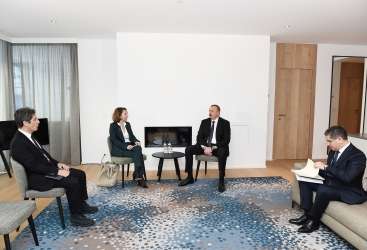 إلهام علييف يلتقي بنائبة رئيس مجموعة سويز التنفيذية الرئيسية