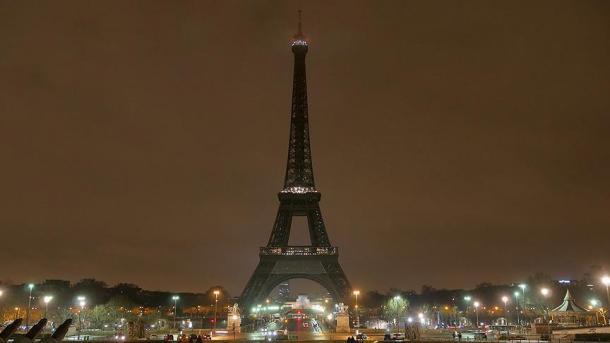 Torre Eiffel queda en oscuridad en solidaridad con Afganistán