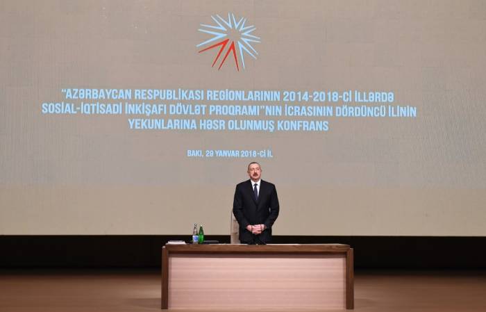 Ilham Aliyev asiste a la conferencia en Bakú