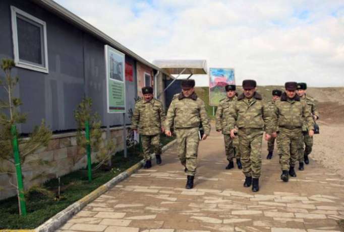 Verteidigungsminister Zakir Hasanov an Frontlinie