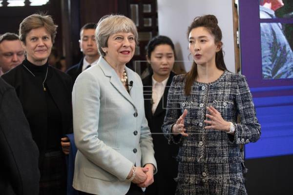 Theresa May inicia su visita oficial a China en la Universidad de Wuhan