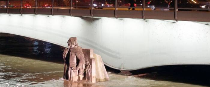 French towns swimming in floodwaters, now rising in on Paris