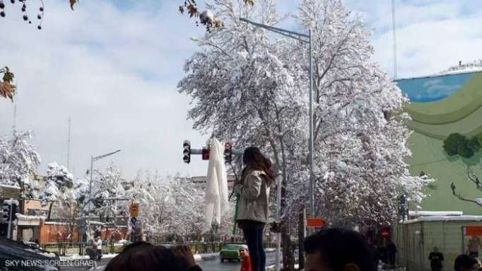 ثاني فتاة إيرانية تخلع حجابها وسط طهران