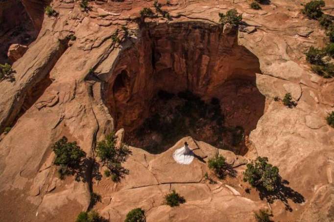 Couple get married 400 feet in the air over a canyon in Utah