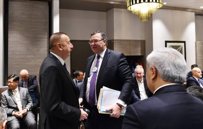 Ilham Aliyev participó en la sesión relacionada con el petréleo en Davos