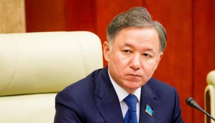 Le président de la Chambre basse du Kazakhstan arrive à Bakou