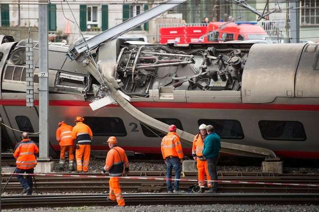 Train derails near Milan, at least two dead 