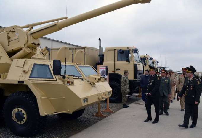 El general saudita se conoció con las armas muy cerca de Azerbaiyán - Fotos