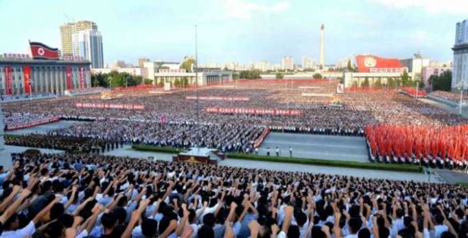 Le défilé militaire de Pyongyang à la veille des JO