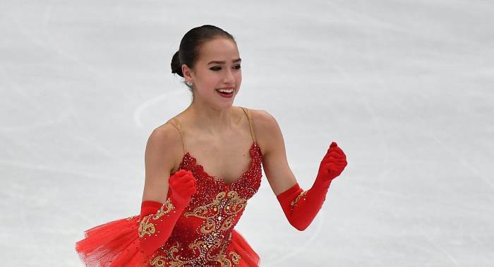 La star de patinage artistique Alina Zagitova établit un record mondial aux JO