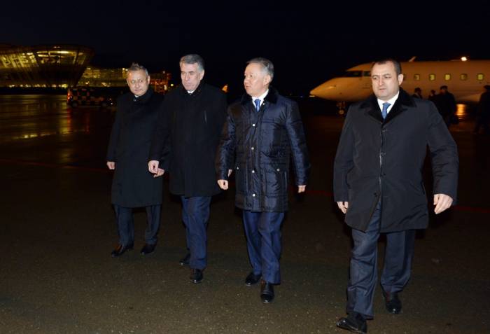 Presidente del Parlamento kazajo llega a Azerbaiyán