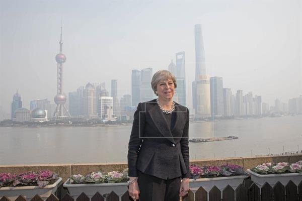 May defiende en China un Reino Unido "abierto al exterior" pese al Brexit